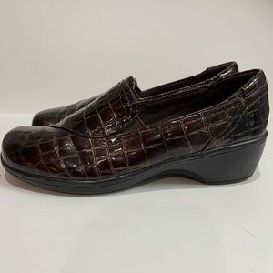 Clarks bendable brown croc embossed loafers 6 1/2